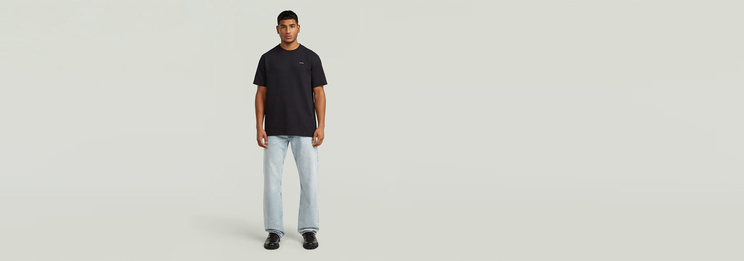 Hombre usando una camiseta Waffle True Regular T-Shirt con corte regular y cuello redondo, pantalones claros.