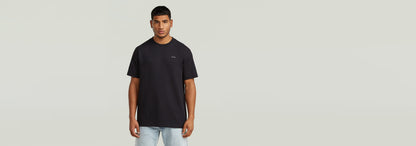 Hombre usando una camiseta Waffle True Regular T-Shirt de corte regular y cuello redondo en fondo claro.